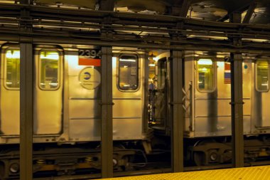 New York, ABD - 20 Haziran 2015: New York, Manhattan sokaklarında yürüyüş. New York hayat öğleden sonra. Sokaklar ve şehir binaları.