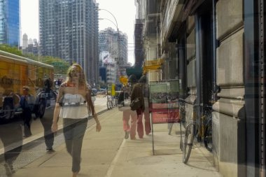 New York, ABD - 20 Haziran 2015: New York, Manhattan sokaklarında yürüyüş. New York hayat öğleden sonra. Sokaklar ve şehir binaları.