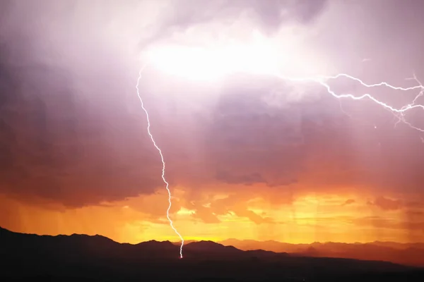 空に雷します 空に放電 — ストック写真