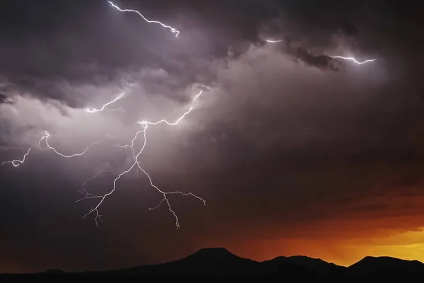 空に雷します 空に放電 — ストック写真