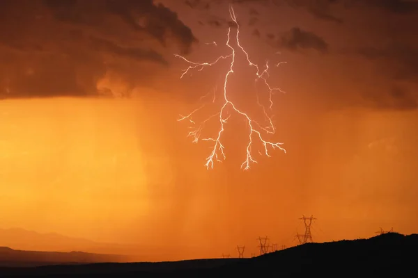 空に雷します 空に放電 — ストック写真