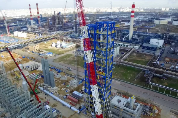 Moskova petrol rafinerisinde reform sütunun yükleme.