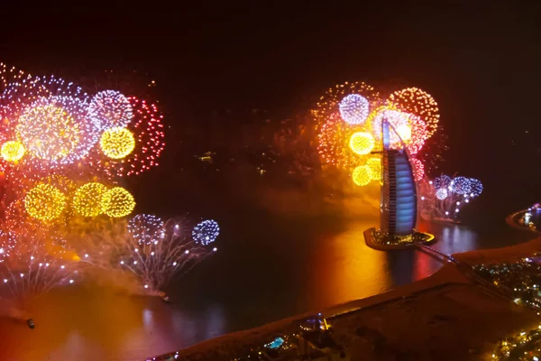 Dubai Festival havai fişek. Güzel renkli tatil fireworks uygulamasında akşam gökyüzü görkemli bulutlar, uzun pozlama ile