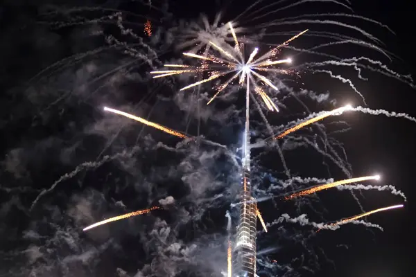 Ünnepi Tűzijáték Dubaiban Gyönyörű Színes Nyaralás Tűzijáték Esti Égen Méltóságteljes — Stock Fotó