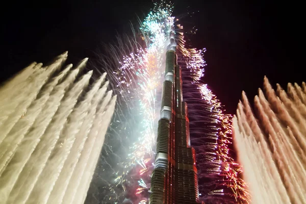 Праздничный Фейерверк Дубае Красивые Красочные Праздничные Фейерверки Вечернем Небе Величественными — стоковое фото