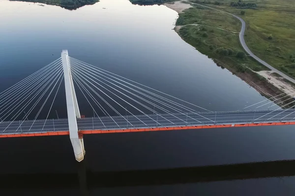 川に架かる美しい橋 ケーブルの橋は道路だ — ストック写真