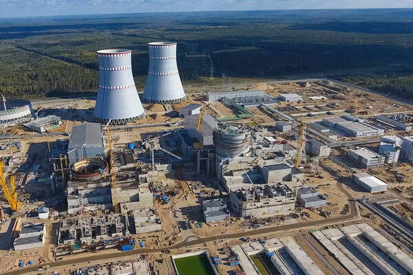 Воздушная съемка строящейся атомной электростанции. Монтаж и строительство электростанции. Атомная энергетика.