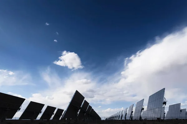 Ηλιακοί Συλλέκτες Μια Εναλλακτική Πηγή Ενέργειας Ανανεώσιμη Ενέργεια — Φωτογραφία Αρχείου