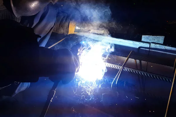 Çelik takviye kaynak. Kıvılcım ve ışık kaynak. Elektrikli kaynak.