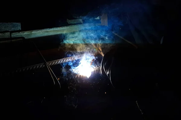 鉄筋の溶接 火花や溶接の光 電気溶接 — ストック写真