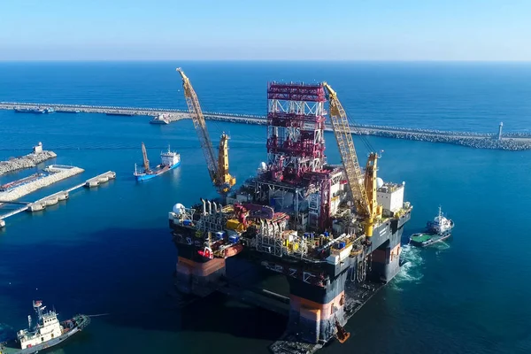 항구의 Towing Oil Platform — 스톡 사진