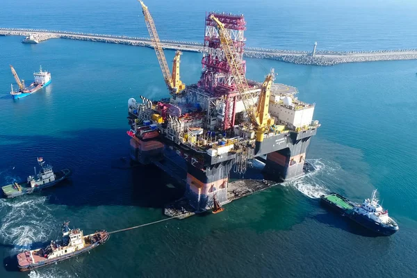 항구의 Towing Oil Platform — 스톡 사진