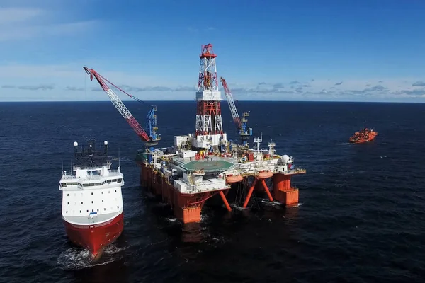 Denizde petrol offshore platformu. Raf üzerinde petrol çıkarımı.