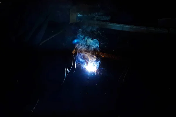 钢筋焊接 火花和焊接光 — 图库照片