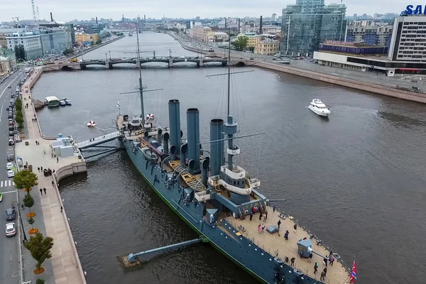 川のノイは サンクトペテルブルクの都市で Pererburg ロシア連邦 2018 巡洋艦オーロラ 観光客に開放 1917 年の革命のシンボル — ストック写真