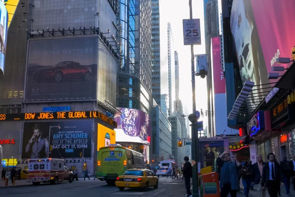 ニューヨーク アメリカ合衆国 2015 ニューヨーク マンハッタンの通りを歩いてください 午後にニューヨークの生活 街や都市の建物 — ストック写真