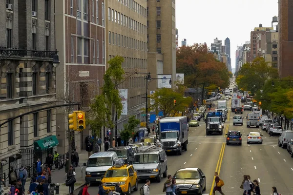 New York, ABD - 20 Haziran 2015: New York, Manhattan sokaklarında yürüyüş. New York hayat öğleden sonra. Sokaklar ve şehir binaları.