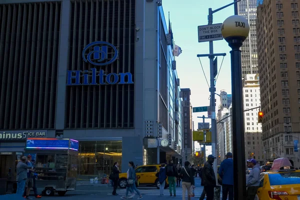 ニューヨーク アメリカ合衆国 2015 ニューヨーク マンハッタンの通りを歩いてください 午後にニューヨークの生活 街や都市の建物 — ストック写真