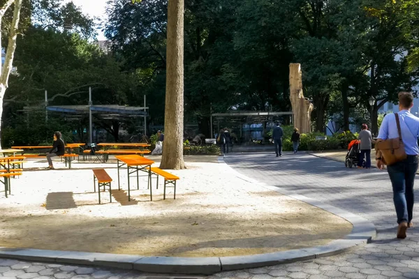 New York, ABD - 20 Haziran 2015: New York, Manhattan sokaklarında yürüyüş. New York hayat öğleden sonra. Sokaklar ve şehir binaları.