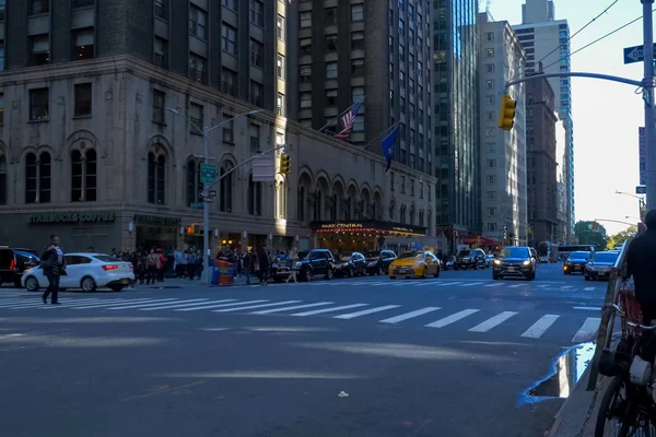 2015年6月20日 穿过纽约 曼哈顿的街道 下午纽约的生活 街道和城市大厦 — 图库照片
