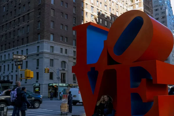 New York, ABD - 20 Haziran 2015: New York, Manhattan sokaklarında yürüyüş. New York hayat öğleden sonra. Sokaklar ve şehir binaları.