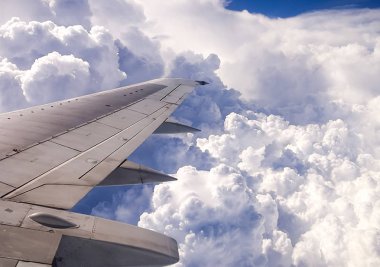 Bir yolcu uçağı uçuş, türbin motor uçağın kanat sırasında pencere görünümünden.