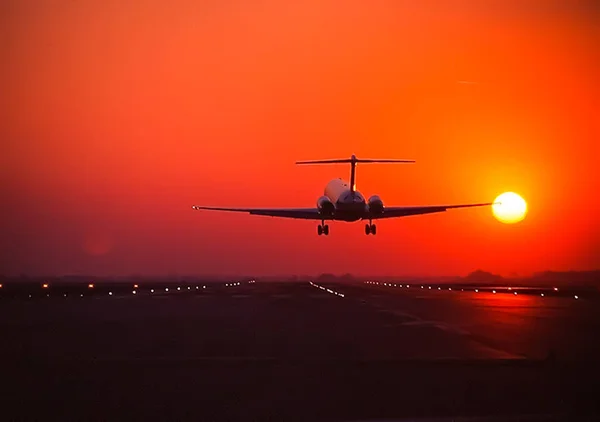 夕日の背景に旅客機の離陸 夕暮れ時のエアー ライナーの飛行 — ストック写真