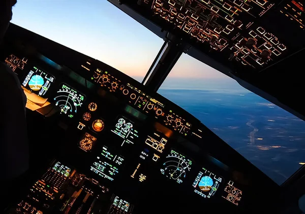 Cockpit Van Een Passagiersvliegtuig Uitzicht Vanuit Cockpit Tijdens Vlucht Van — Stockfoto