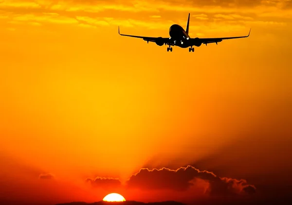 Απογείωση Ενός Αεροπλάνου Επιβατών Στο Φόντο Ένα Ηλιοβασίλεμα Πτήση Του — Φωτογραφία Αρχείου