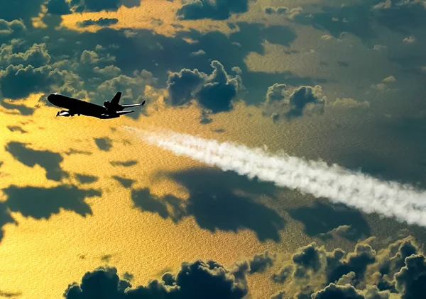 Διαδρομή Συμπύκνωσης Που Άφησε Αεροσκάφος Κατά Διάρκεια Της Πτήσης — Φωτογραφία Αρχείου