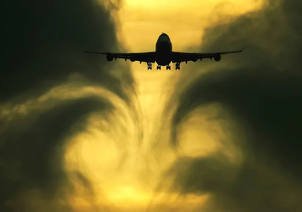 Turbulência Das Nuvens Deixadas Pelo Avião Durante Voo — Fotografia de Stock