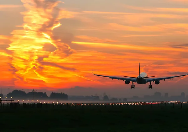 Despegue Avión Pasajeros Fondo Una Puesta Sol Vuelo Del Avión — Foto de Stock