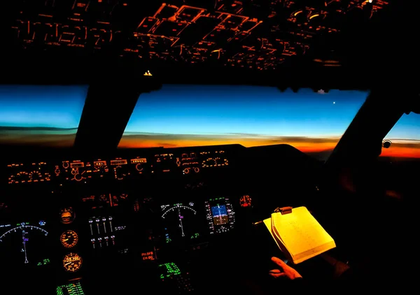 旅客機のコックピット 旅客機の飛行中に操縦席からの眺め — ストック写真