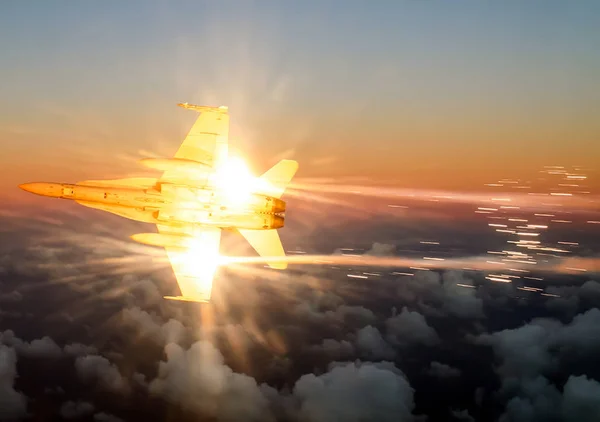 在日落的背景下 在客机门廊附近飞行的战斗机 — 图库照片