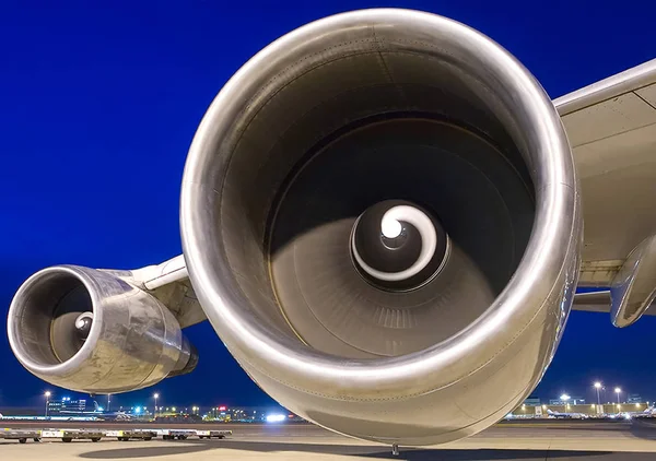 つのタービンで飛行機の翼 航空機エンジン — ストック写真