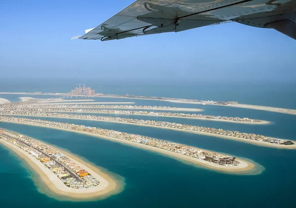 Dubai'deki Adası palmiye ağacı üzerinde uçan. Bir yolcu uçağı uçuş, türbin motor uçağın kanat sırasında pencere görünümünden.
