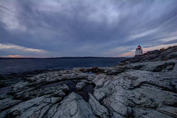 Castle Hill Narragansett Bay içinde Newport, Rhode Island tarihi Ocean Drive sonunda yer alan deniz feneri günbatımı görünümü.