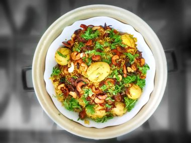 Renkli baharatlı Hint tarzı yumurta Biryani veya Thalasheri Biryani