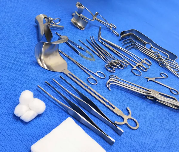 Підготовлені медичні хірургічні інструменти — стокове фото