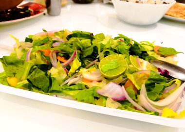 Taze sebze salatası.