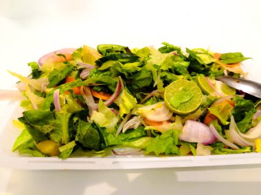 Taze sebze salatası.