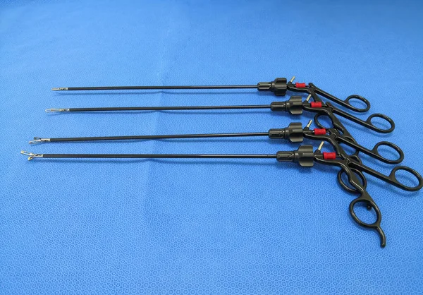Obraz Zaaranżowanych Instrumentów Chirurgicznych Laparoskopowych — Zdjęcie stockowe