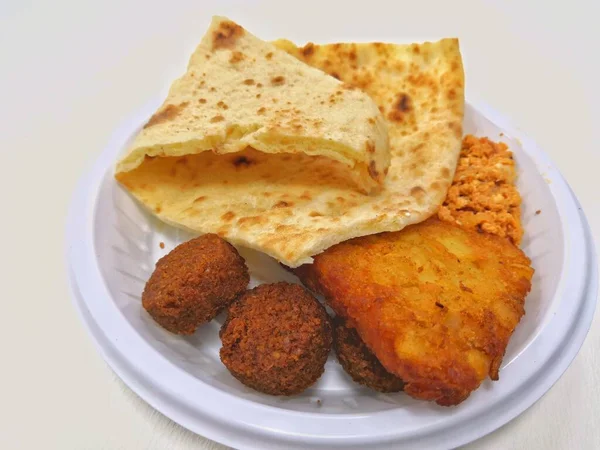 Arap Gıda Kubuları Tamiya Beyaz Tabakta — Stok fotoğraf