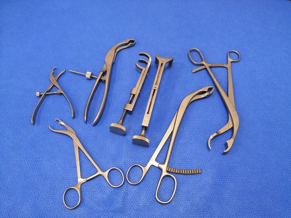 Veel Chirurgische Bot Holding Forceps Blauwe Achtergrond — Stockfoto