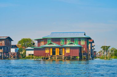 Intha Köyü Inle Gölü üzerinde yerel restoranlar ve el sanatları atölye çalışmaları, Myanmar yerel mimari tekne gezileri sırasında izlerken turistler arasında popüler.