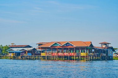 Inle Gölü, Myanmar - 18 Şubat 2018: Ahşap Tepedeki eve Intha Köyü - popüler turizm Inle Gölü üzerinde Şubat 18 göl kenarında turistik restoran.