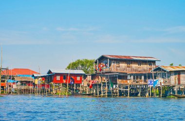 Eski balıkçı köyü Inle Gölü üzerinde ahşap tepedeki evlerin ve Polonyalılar Kano Bot, Intha, Myanmar için demirleme geleneksel mimari.