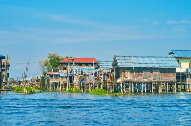 Eski ahşap stilts üzerinde duran ve ilginç mimarisiyle turist çeken lakeside Intha Köyü, konut tekne gezileri ve yerel el sanatları, Inle Gölü, Myanmar.