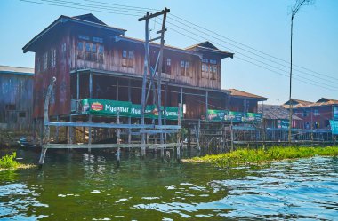 Inle Gölü, Myanmar - 18 Şubat 2018: Satır eski tepedeki evlerin Intha balıkçı köyü, yolcular arasında popüler üzerinde 18 Şubat'ta Inle Gölü.