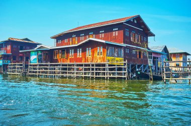 Inle Gölü, Myanmar - 18 Şubat 2018: Birçok el sanatları atölye çalışmaları ve Hediyelik eşya mağazaları, tepedeki ev su üzerinde 18 Şubat Inle Gölü üzerinde bulunan Intha balıkçı köyü sahiptir.
